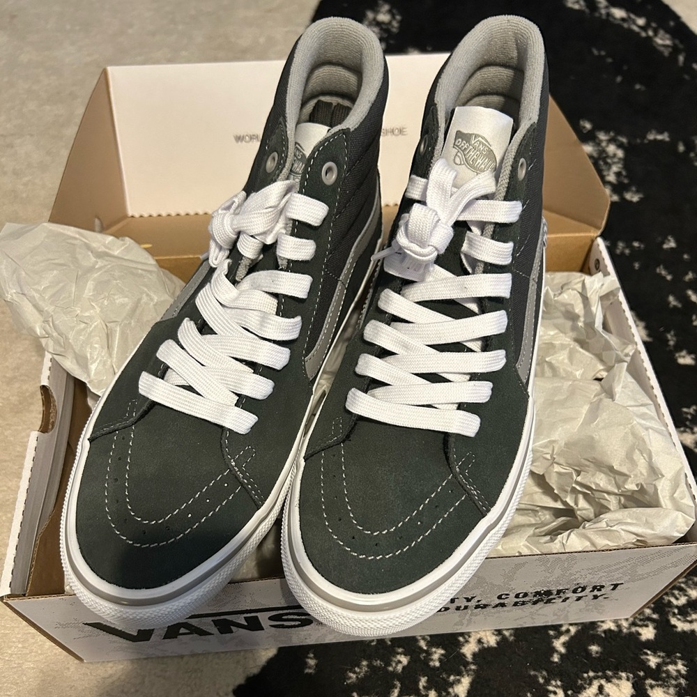 Men’s Vans Skate sk8-Hi, size 10, band new, never worn